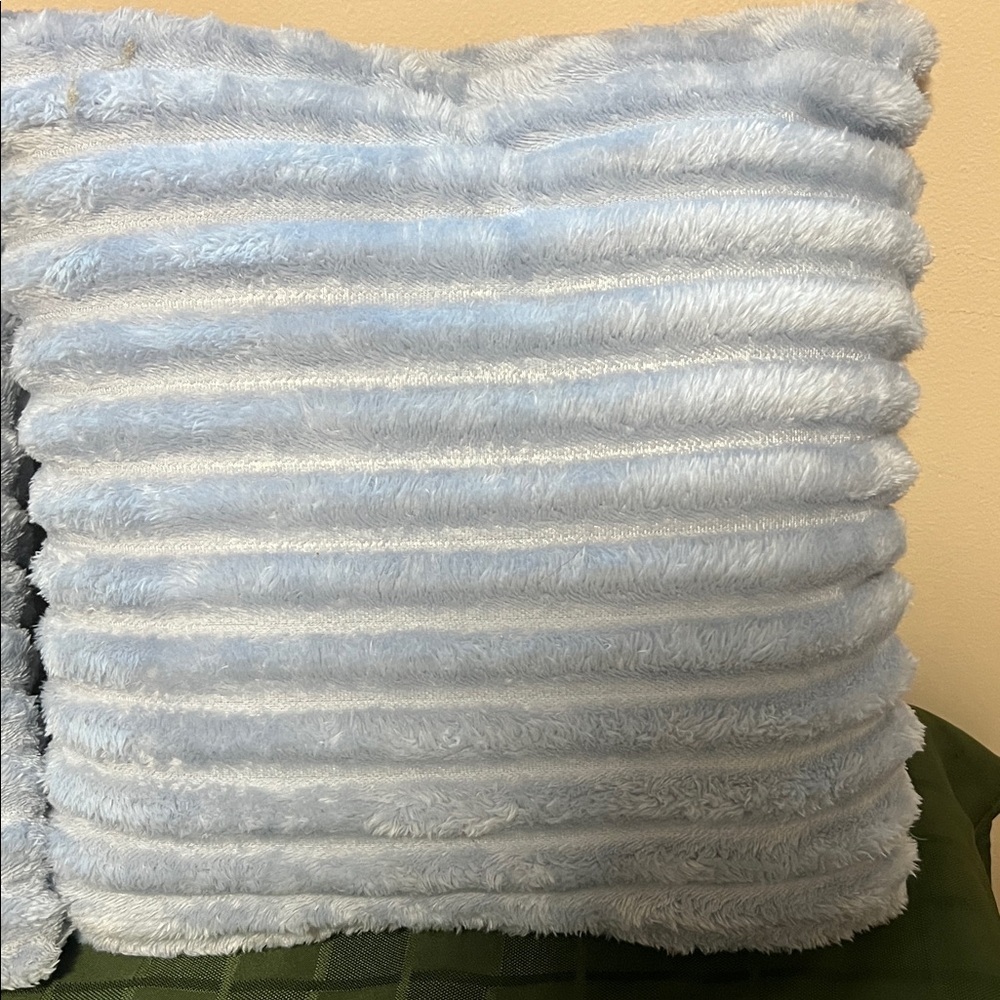 NWT Light Blue Throw and Cushion Set - Picture 6 of 10